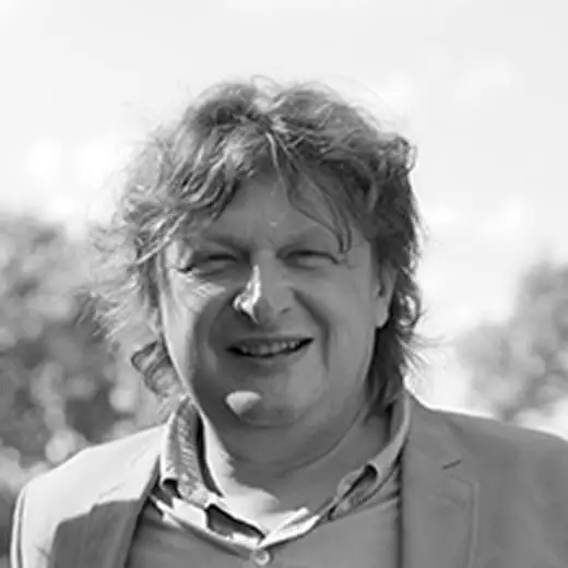 Roman Fleszar, polski malarz, mąż Ewy Fleszar, rzeźbiarki, na zdjęciu uśmiechnięty w plenerze.